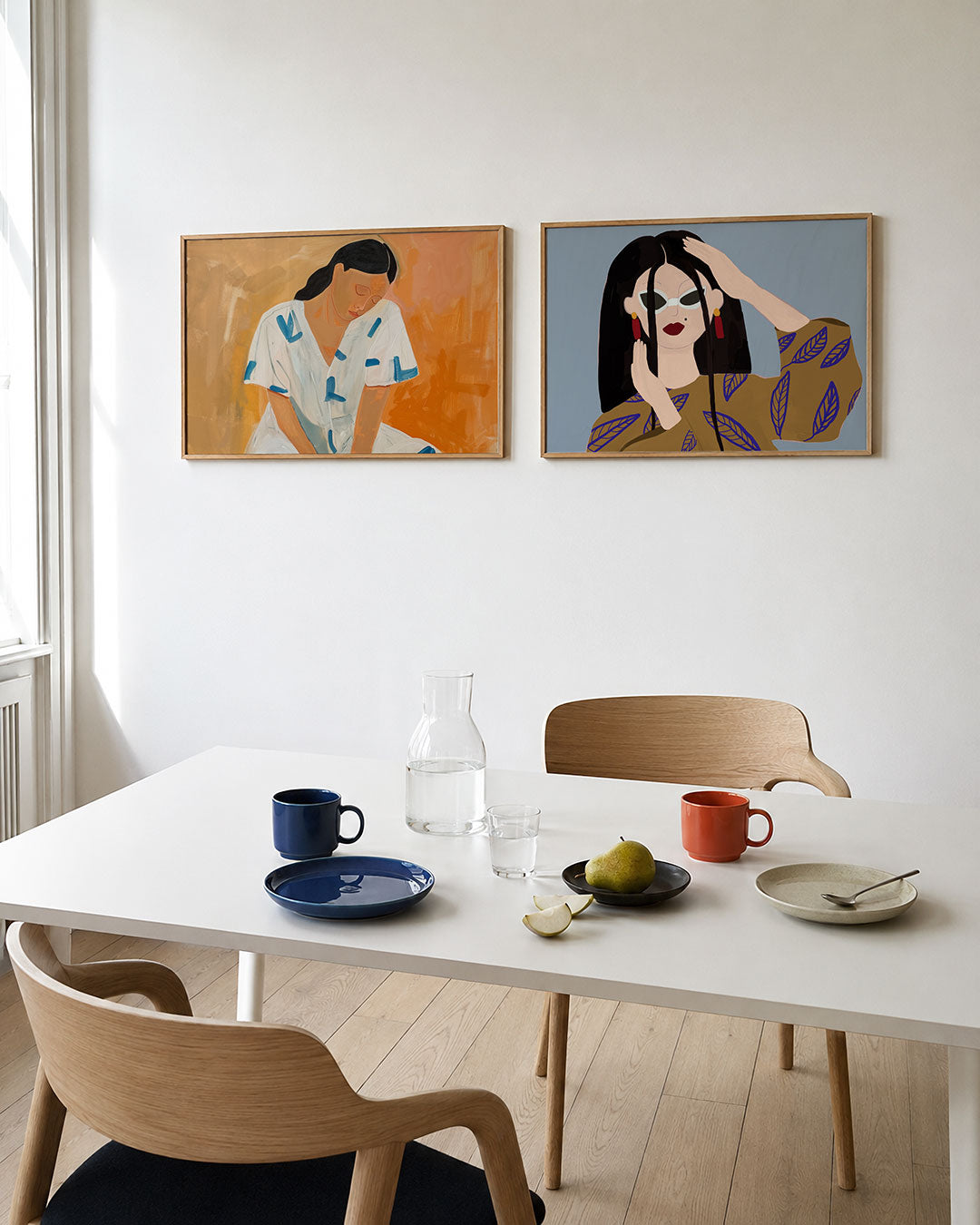 Tweedelige posterset met een serene figuur in een witte jurk met blauwe accenten, getoond in een interieur