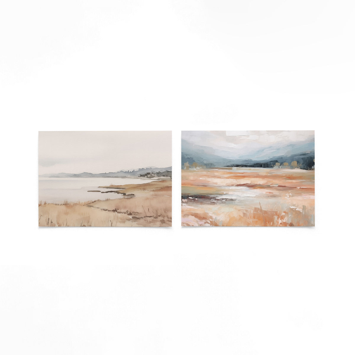 Twee liggende posters met een kustlijn in zachte tinten van beige en blauw op een gebroken witte achtergrond