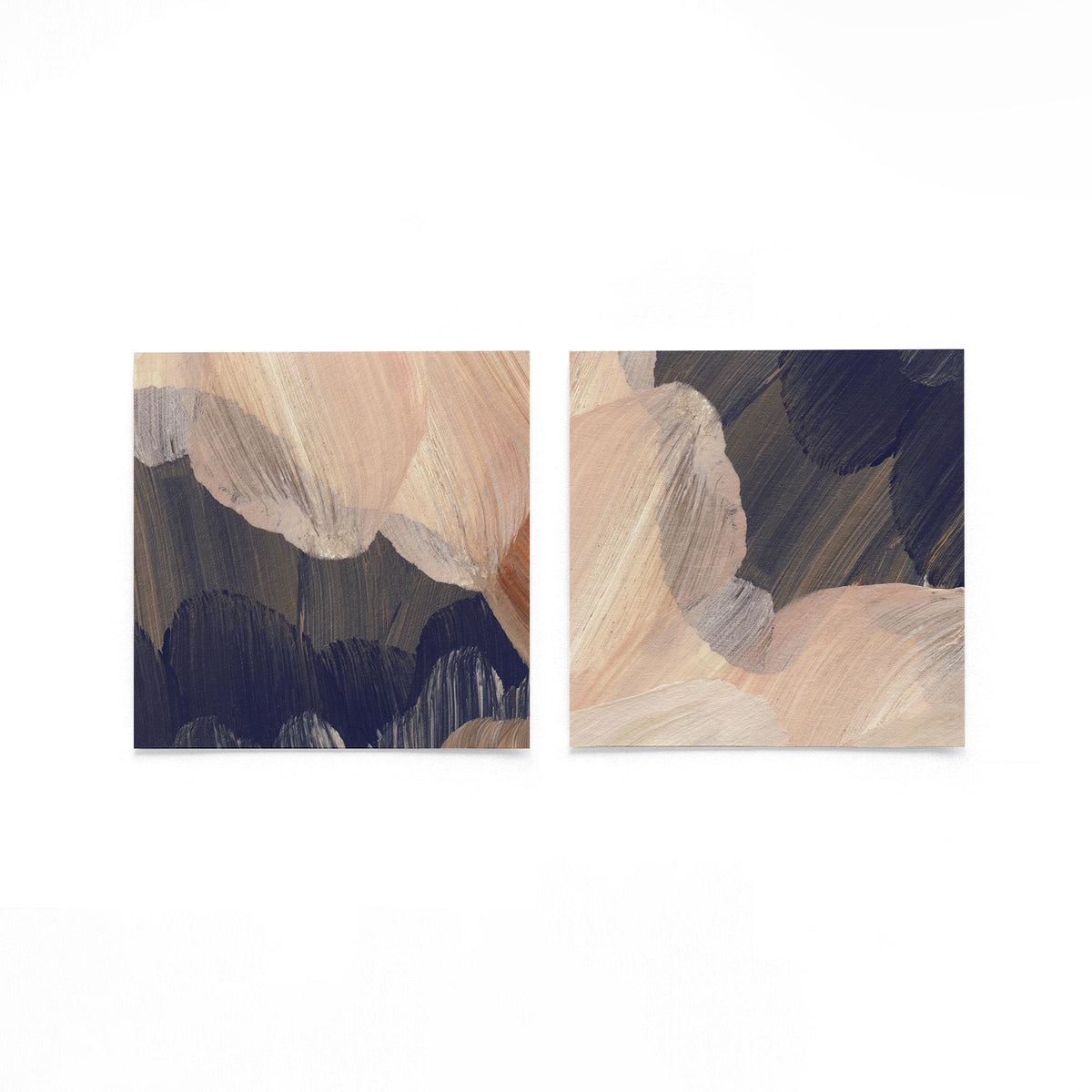 Twee vierkante posters met aardetinten abstracte op een gebroken witte achtergrond