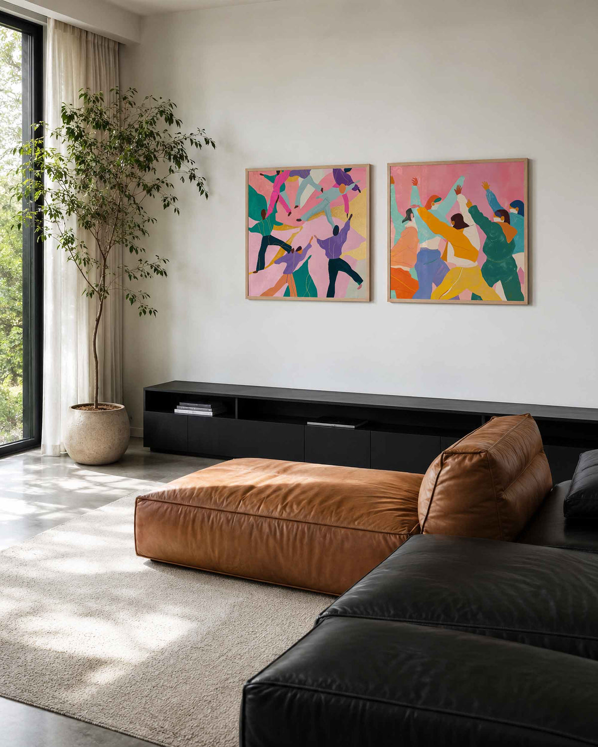 Interieurpresentatie van een tweedelige vierkante posterset met dansende figuren
