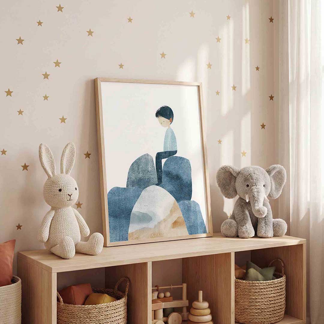 Zittende figuur op rotsen Poster