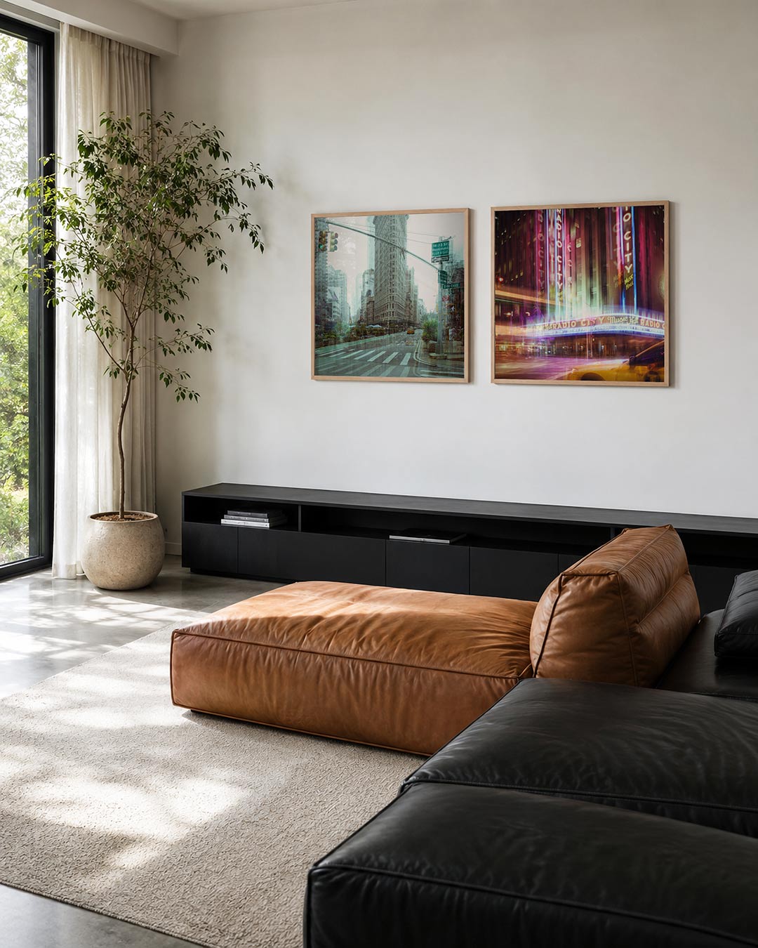 Interieur met vierkant fotografisch tweeluik stad in dubbellicht – Gerald Emming