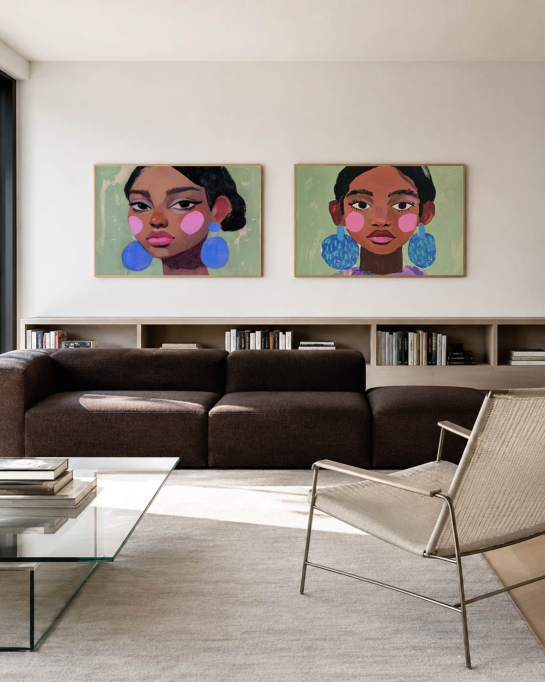 Interieurpresentatie van twee posters met donkere tinten en een rustige visuele opbouw