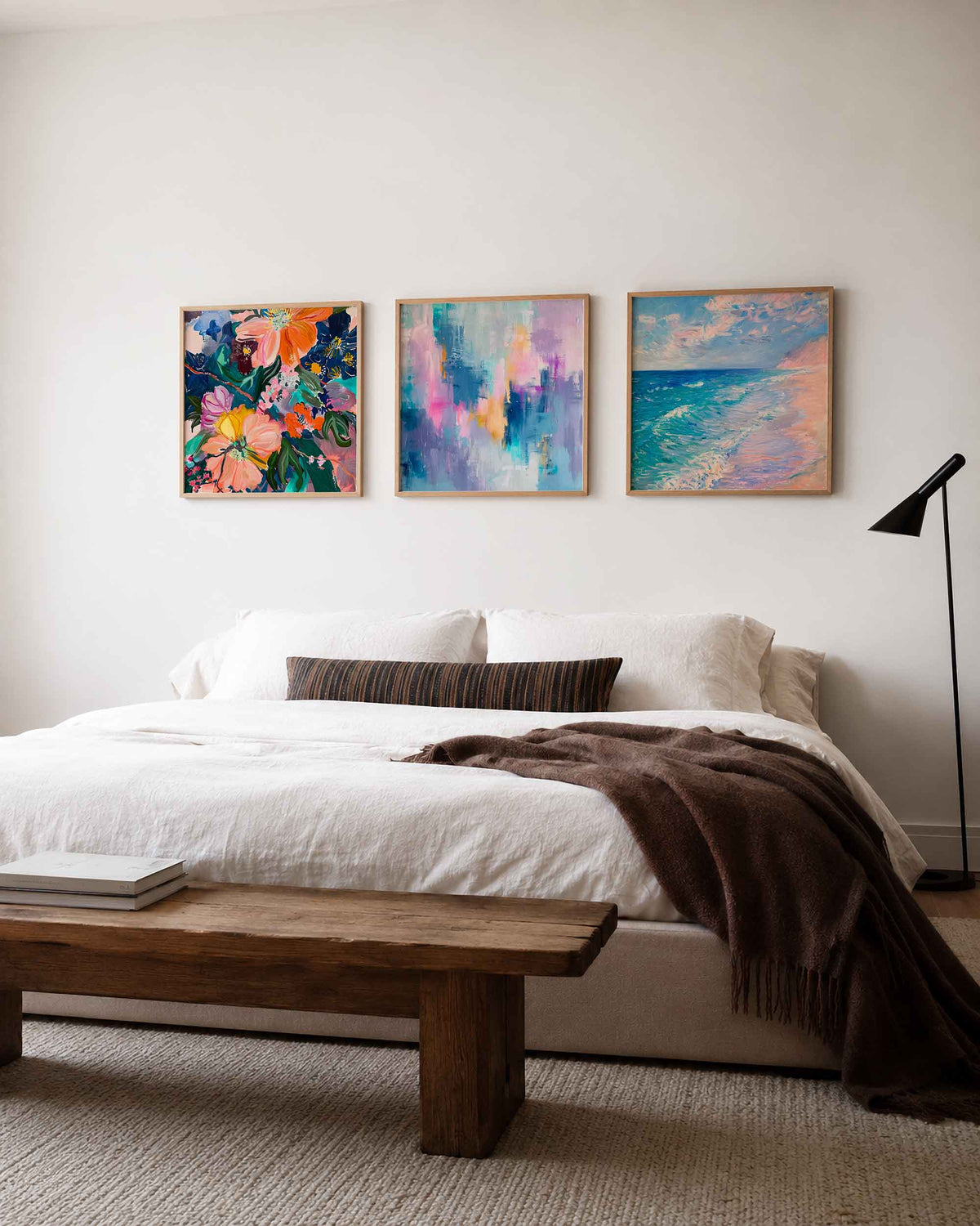 Interieurpresentatie van een driedelige vierkante posterset met bloemen abstract zee