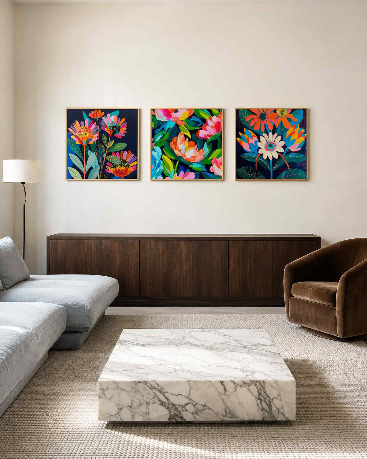 Interieurpresentatie van een driedelige vierkante posterset met kleurrijke bloemen
