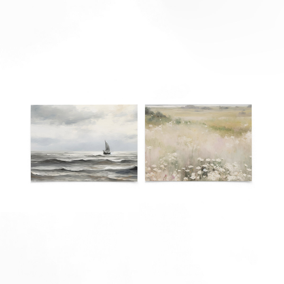 Twee liggende posters met een eenzame zeilboot op een rustige zee op een gebroken witte achtergrond