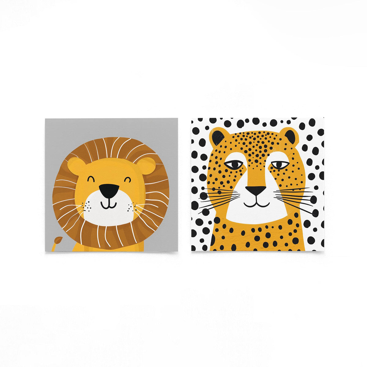 Twee vierkante posters met leeuw en jachtluipaard op een gebroken witte achtergrond