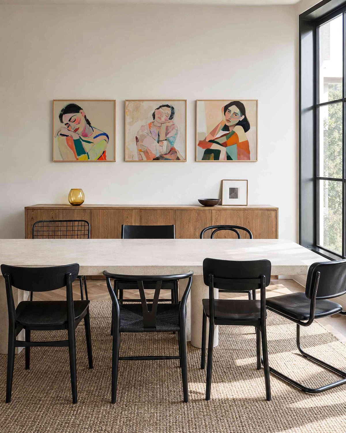 Interieurpresentatie van een driedelige vierkante posterset met abstracte vrouwenportretten