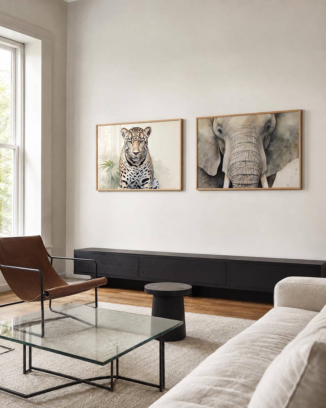 Twee liggende posters met een luipaard op een lichte achtergrond met groene bladeren, aan de muur in een interieur