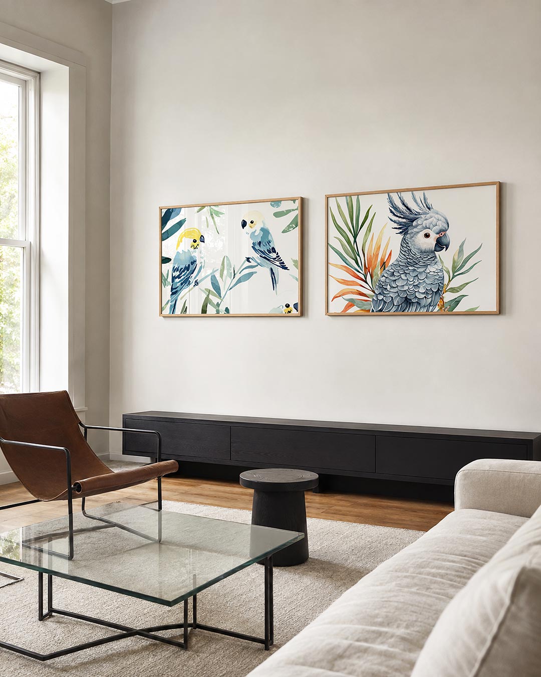 Tweedelige posterset met twee kleurrijke vogels tussen groene bladeren, getoond in een interieur