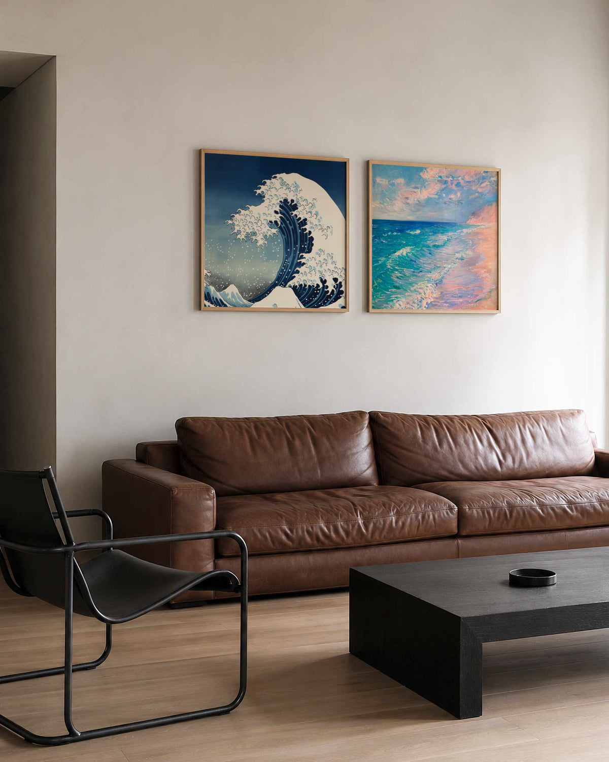 Interieurpresentatie van een tweedelige vierkante posterset met zeegolf en kust