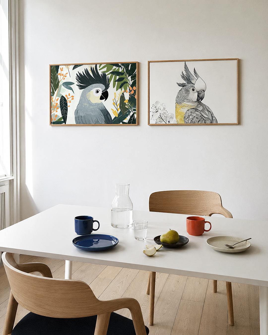 Interieurpresentatie van twee posters met een speelse vogel met een opvallende kuif omringd door levendige bladeren en takken