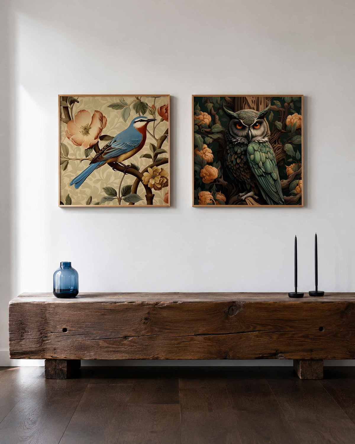 Interieurpresentatie van een tweedelige vierkante posterset met vogels en bloemen