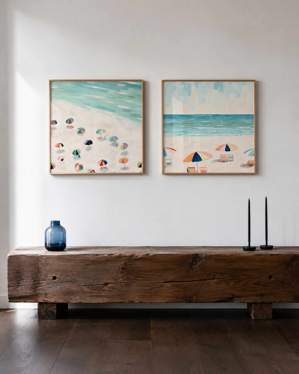 Interieurpresentatie van een tweedelige vierkante posterset met strand en parasols