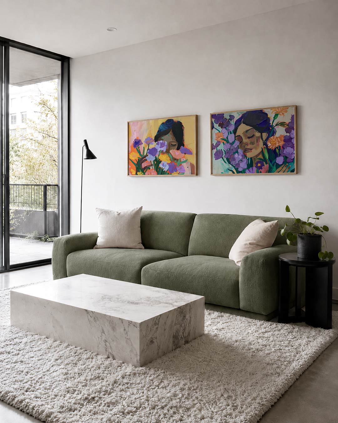 Tweedelige posterset met levendige bloemen in paars, geel en roze, getoond in een interieur