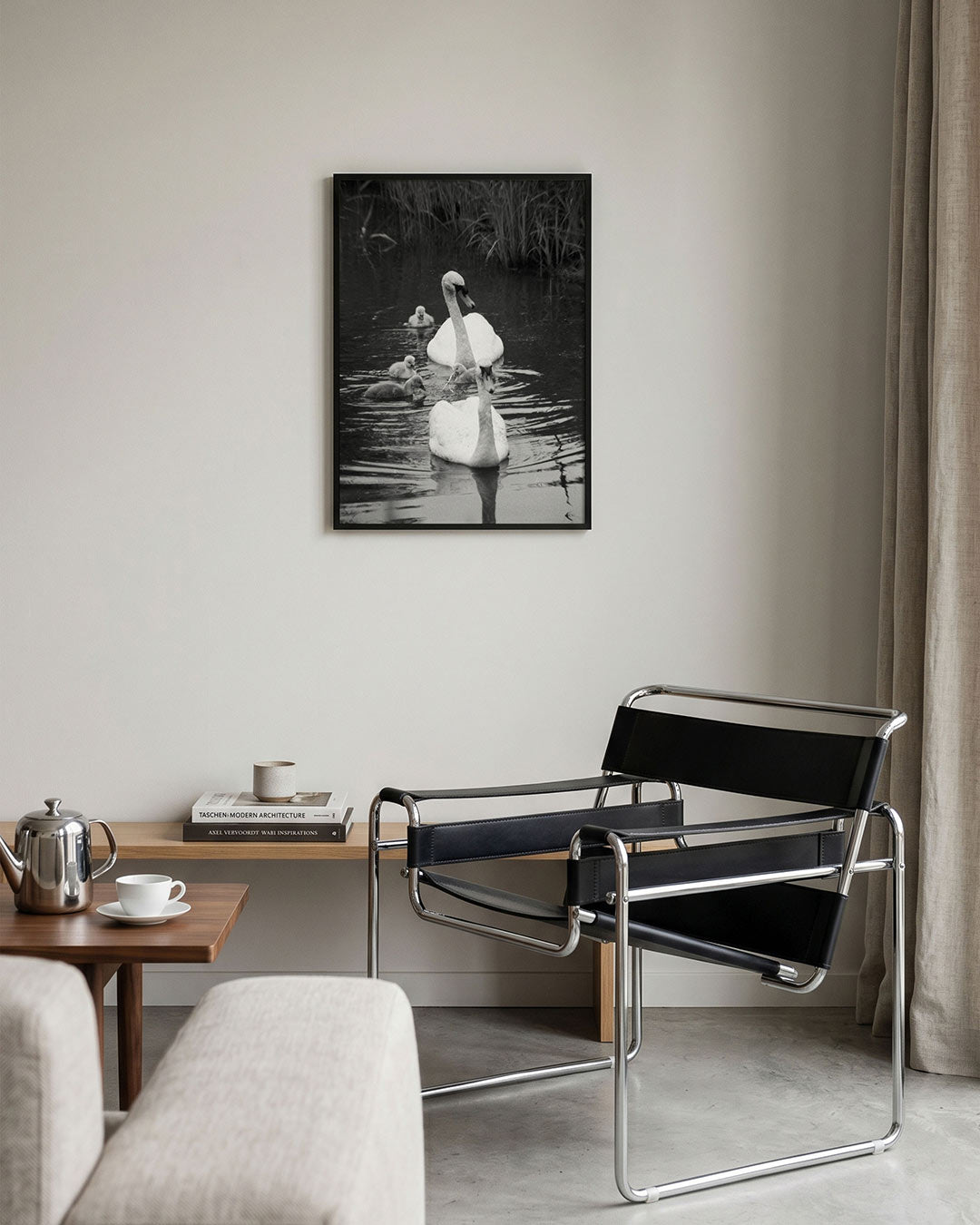 Zwanenfamilie in water Poster