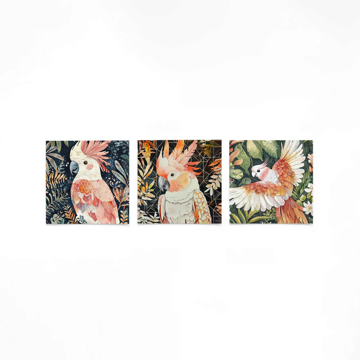 Drie vierkante posters met tropische kaketoes op een gebroken witte achtergrond