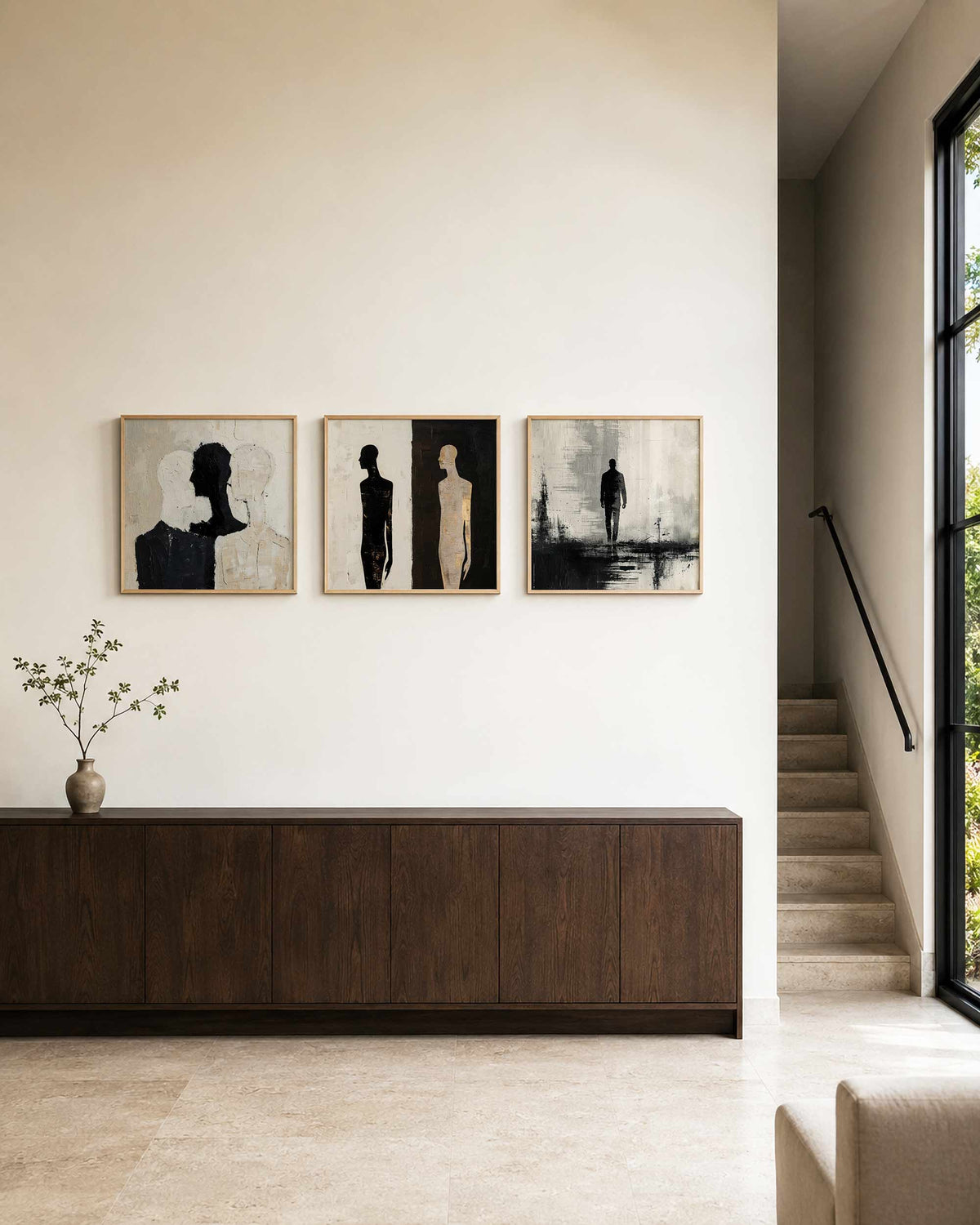 Interieurpresentatie van een driedelige vierkante posterset met abstracte mensfiguren