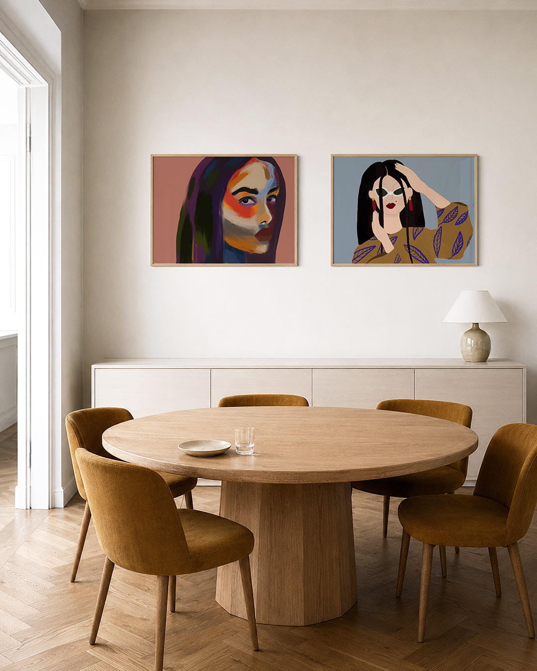 Twee liggende posters met een gezicht met levendige kleurvlakken en vloeiende lijnen, aan de muur in een interieur