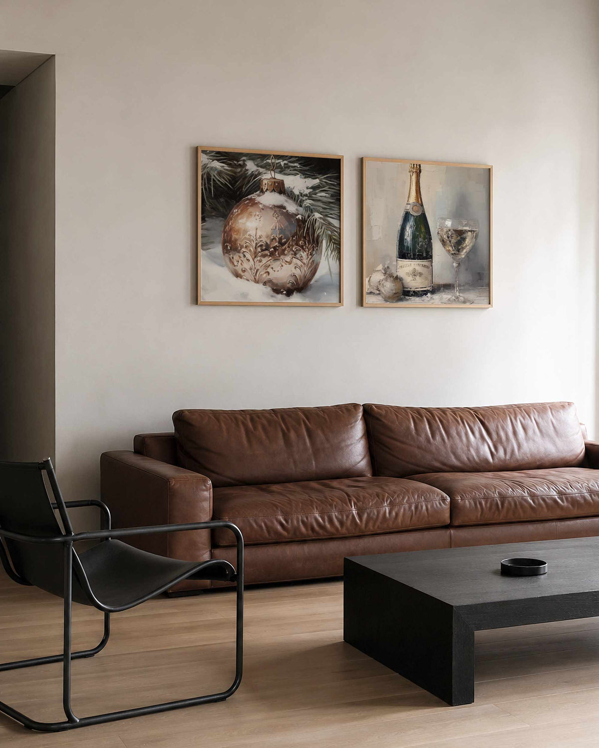 Interieurpresentatie van een tweedelige vierkante posterset met kerstbal en champagne