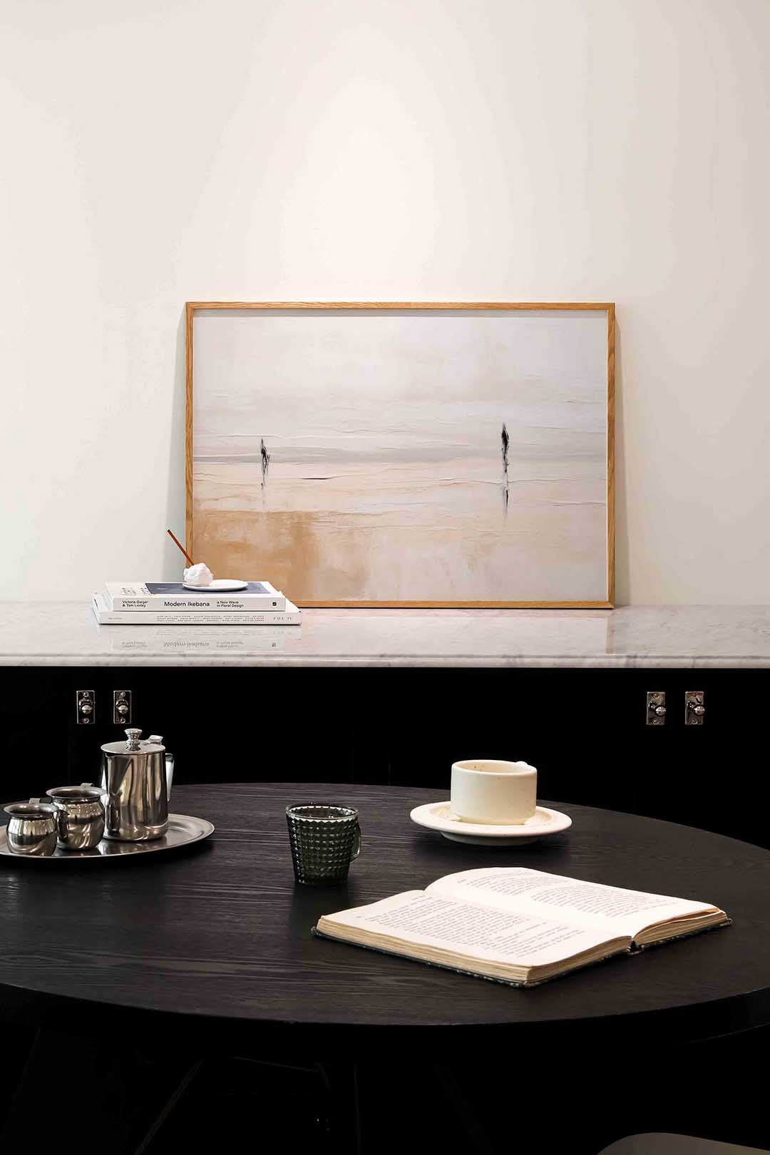 Twee figuren in landschap Poster