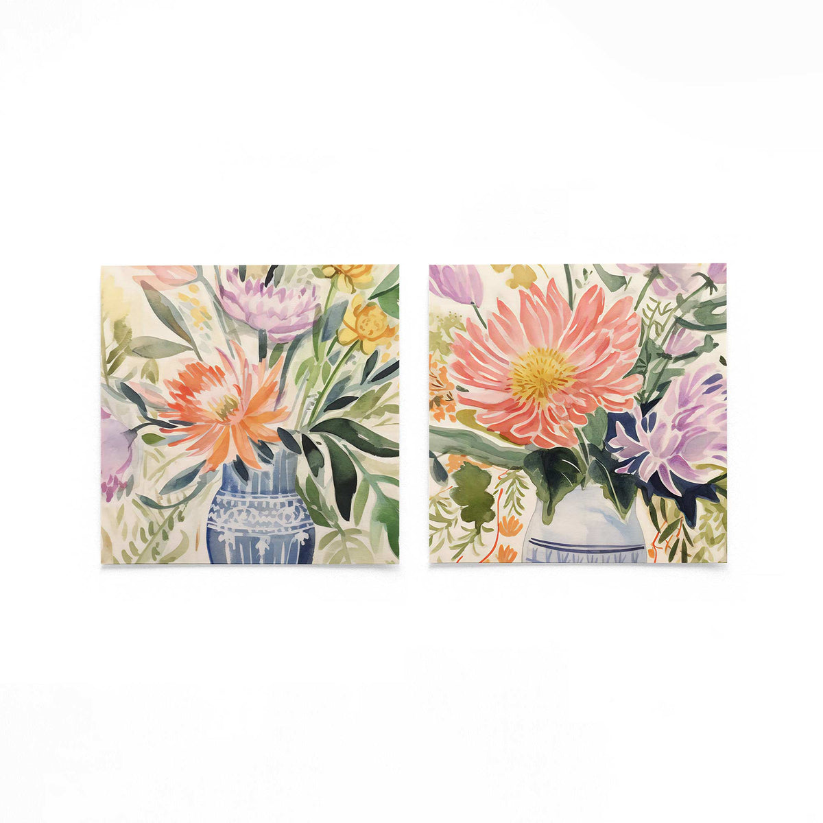 Twee vierkante posters met bloemen in vazen op een gebroken witte achtergrond
