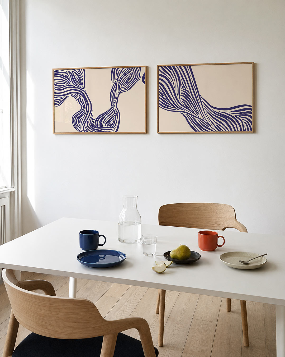 Interieurpresentatie van twee posters met vloeiende, golvende lijnen in diep paars op een zachte crèmekleurige achtergrond