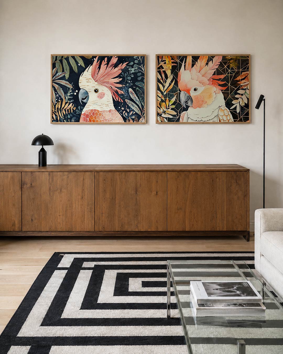 Tweedelige posterset met een kleurrijke vogel met roze veren en een donkere snavel, getoond in een interieur