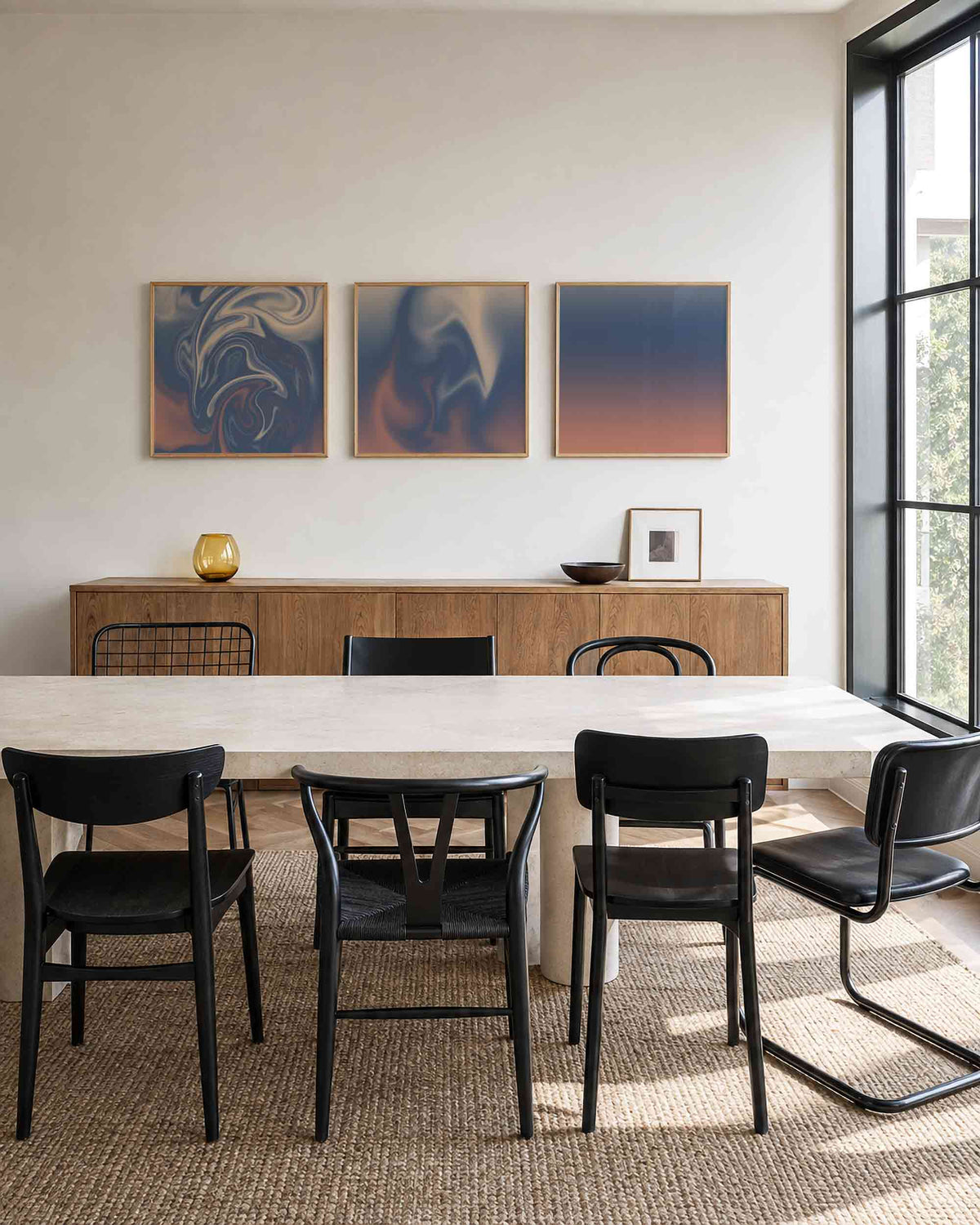 Interieurpresentatie van een driedelige vierkante posterset met blauwe abstracte