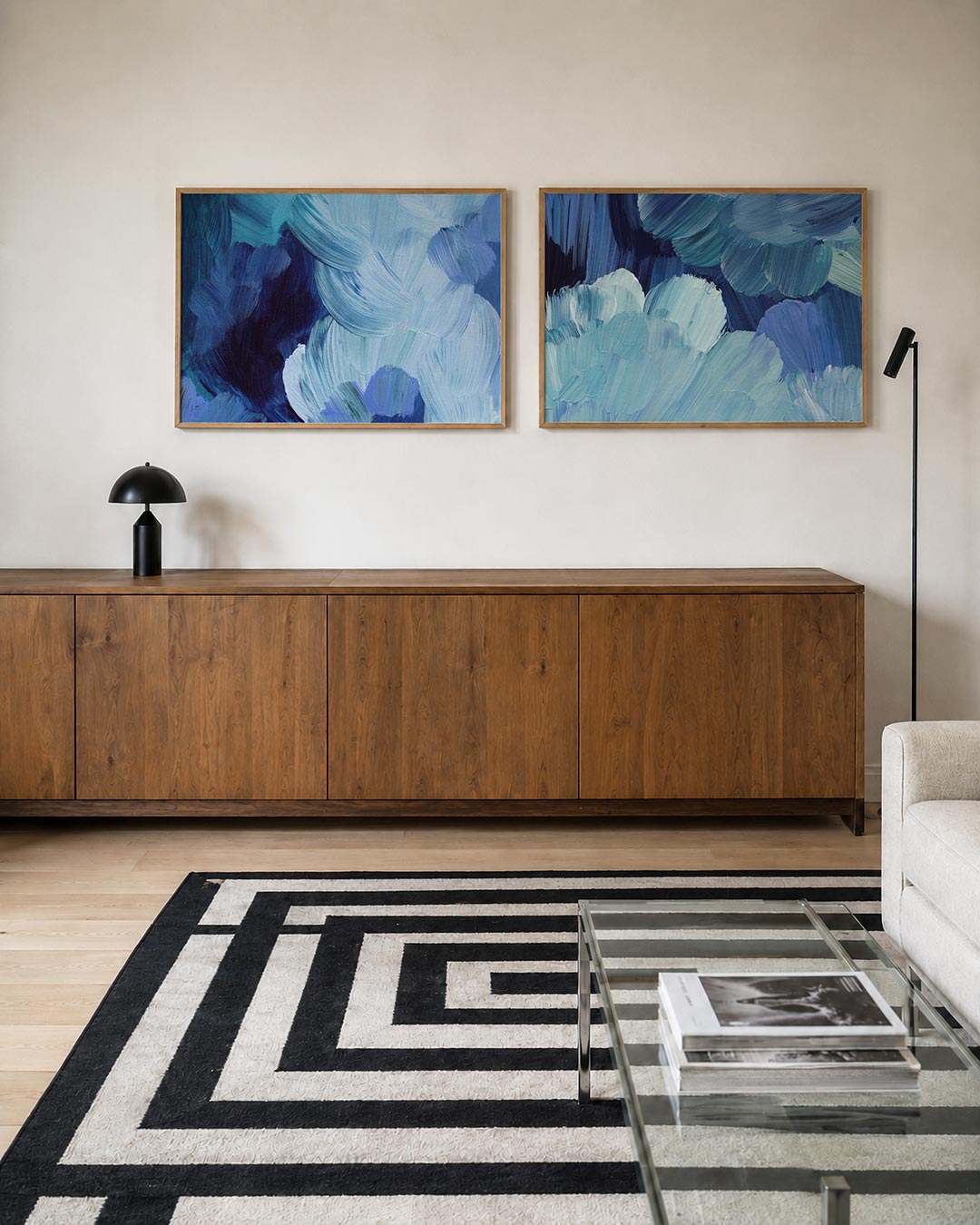 Twee liggende posters met deze tweedelige posterset heeft blauwe en paarse penseelstreken, aan de muur in een interieur