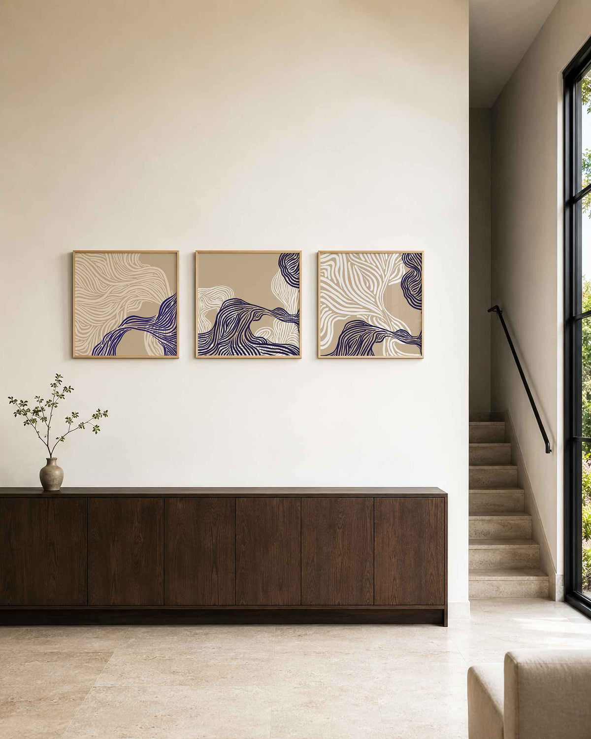 Interieurpresentatie van een driedelige vierkante posterset met abstracte golvende lijnen