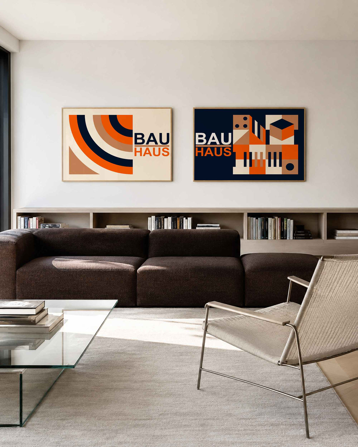 Interieurmockup van tweedelige landscape-posterset met oranje bogen en blokken