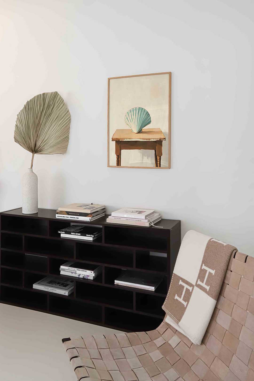Schelp op tafel Poster