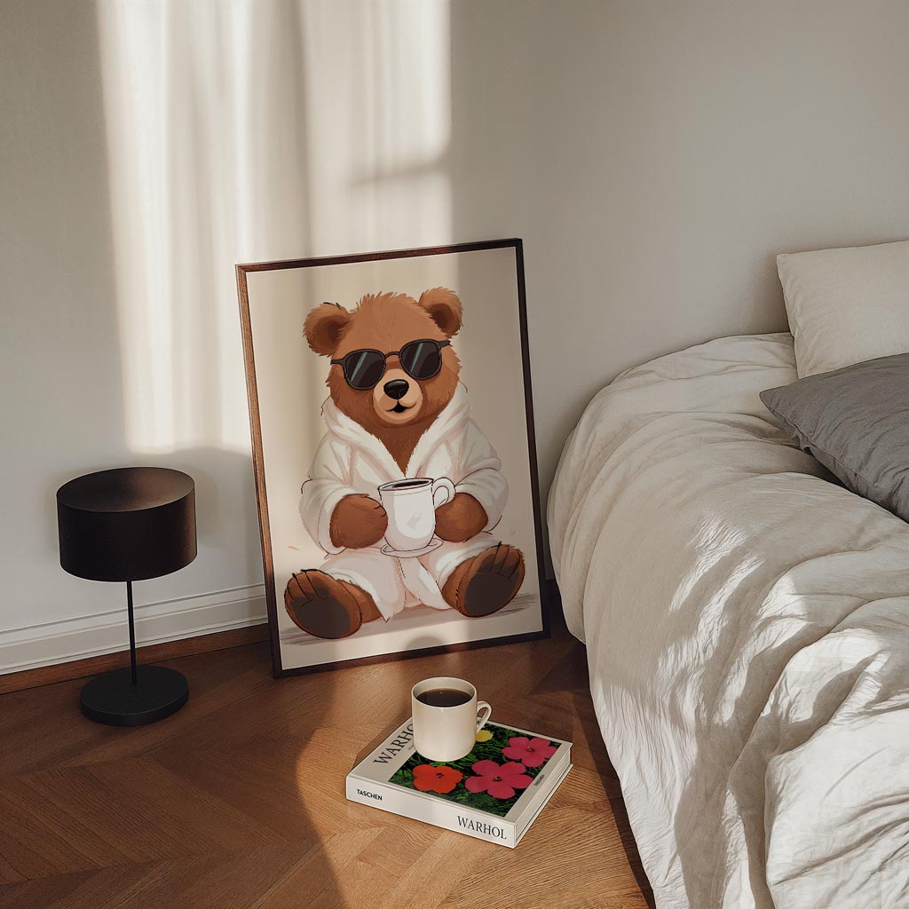 Chillende Beer met Koffie Poster-WallArtistic