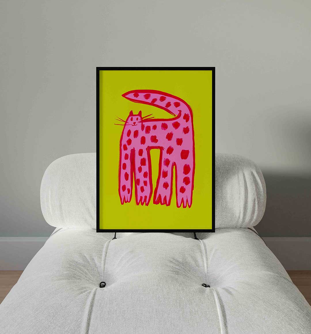 Roze kat op gele achtergrond Poster