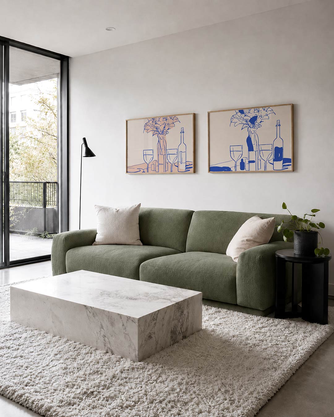 Tweedelige posterset met glazen, een fles en bloemen met blauwe contourlijnen, getoond in een interieur