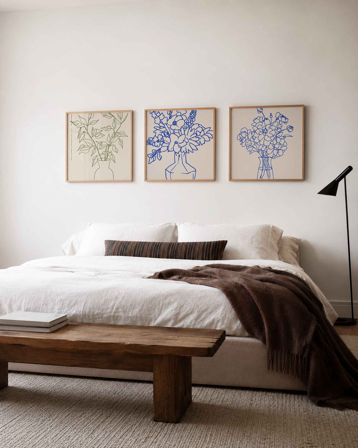 Interieurpresentatie van een driedelige vierkante posterset met bloemen en planten