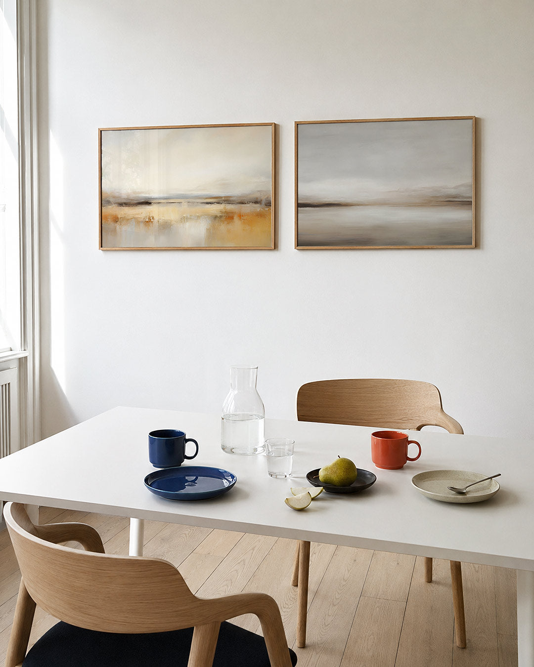 Twee liggende posters met zachte beige en bruine tinten, aan de muur in een interieur