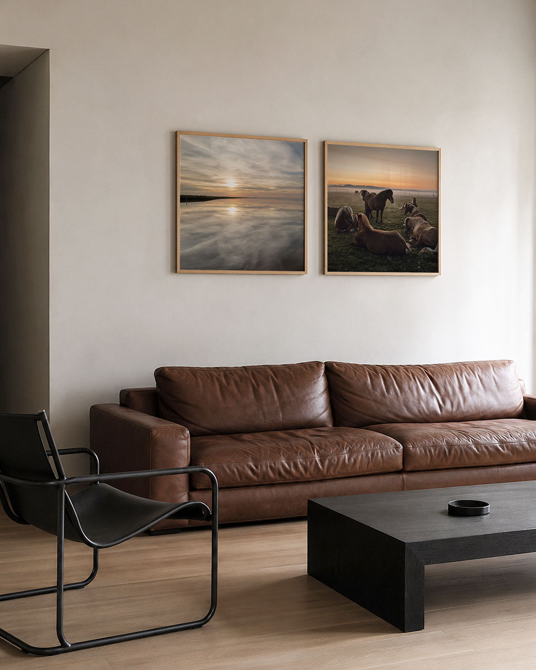 Interieur met vierkant fotografisch tweeluik stilte bij zonsopkomst – Gerald Emming
