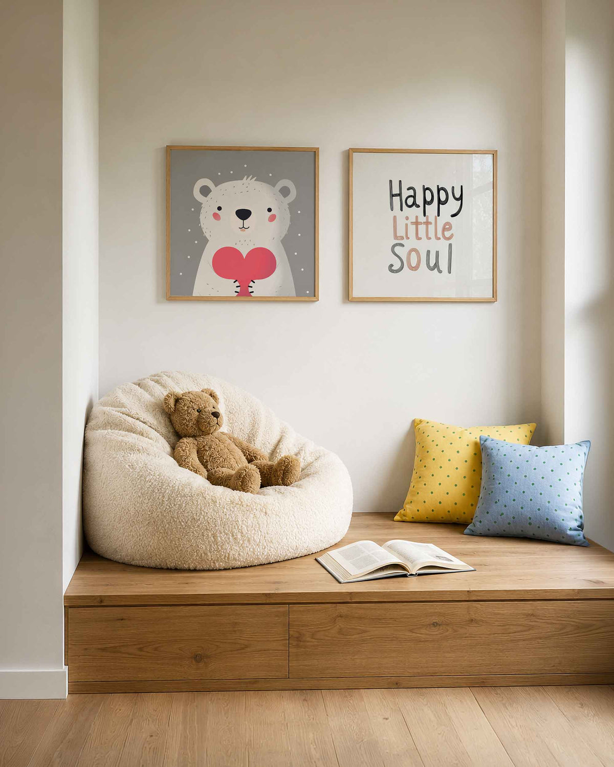 Interieurpresentatie van een tweedelige vierkante posterset met ijsbeer en happy