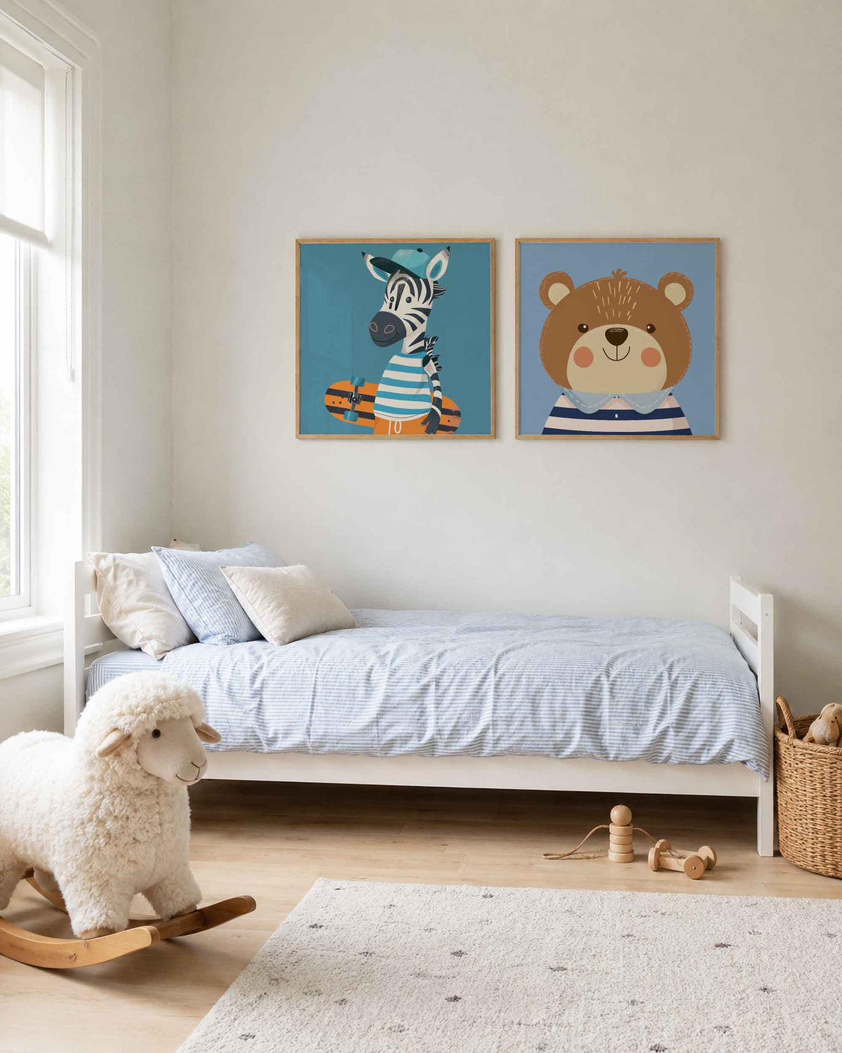 Interieurpresentatie van een tweedelige vierkante posterset met zebra en beer