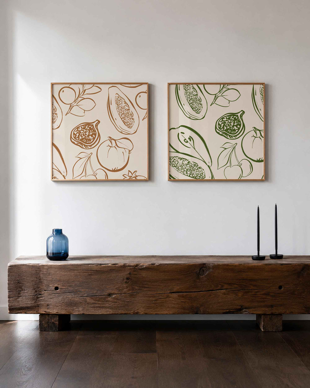 Interieurpresentatie van een tweedelige vierkante posterset met fruitillustraties