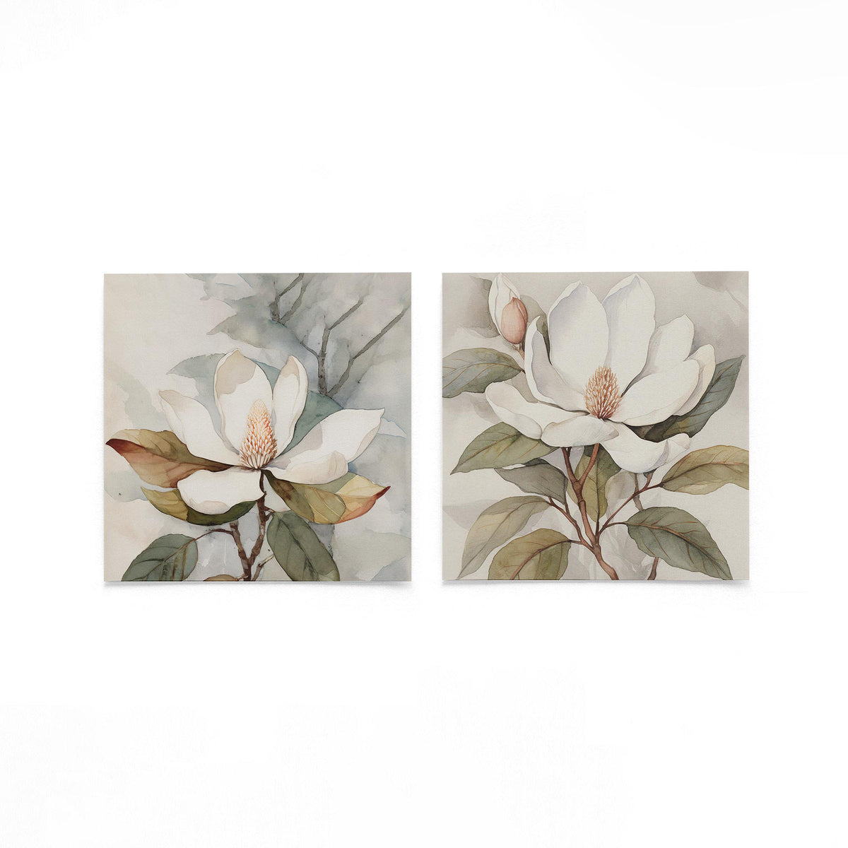 Twee vierkante posters met magnolia bloemen op een gebroken witte achtergrond