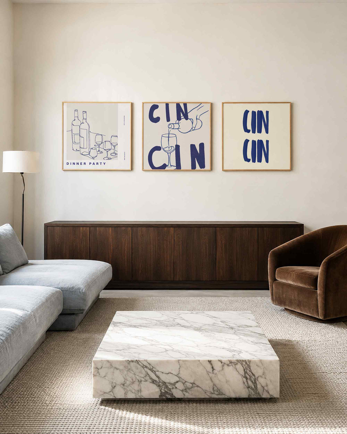 Interieurpresentatie van een driedelige vierkante posterset met wijnfeest