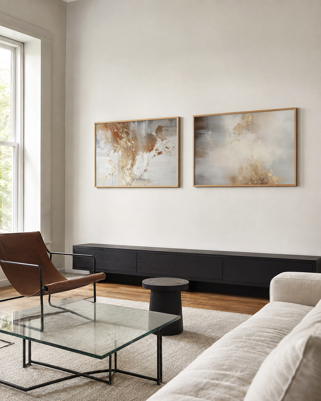 Twee liggende posters met goud en wit, met vloeiende bewegingen en fijne texturen, aan de muur in een interieur