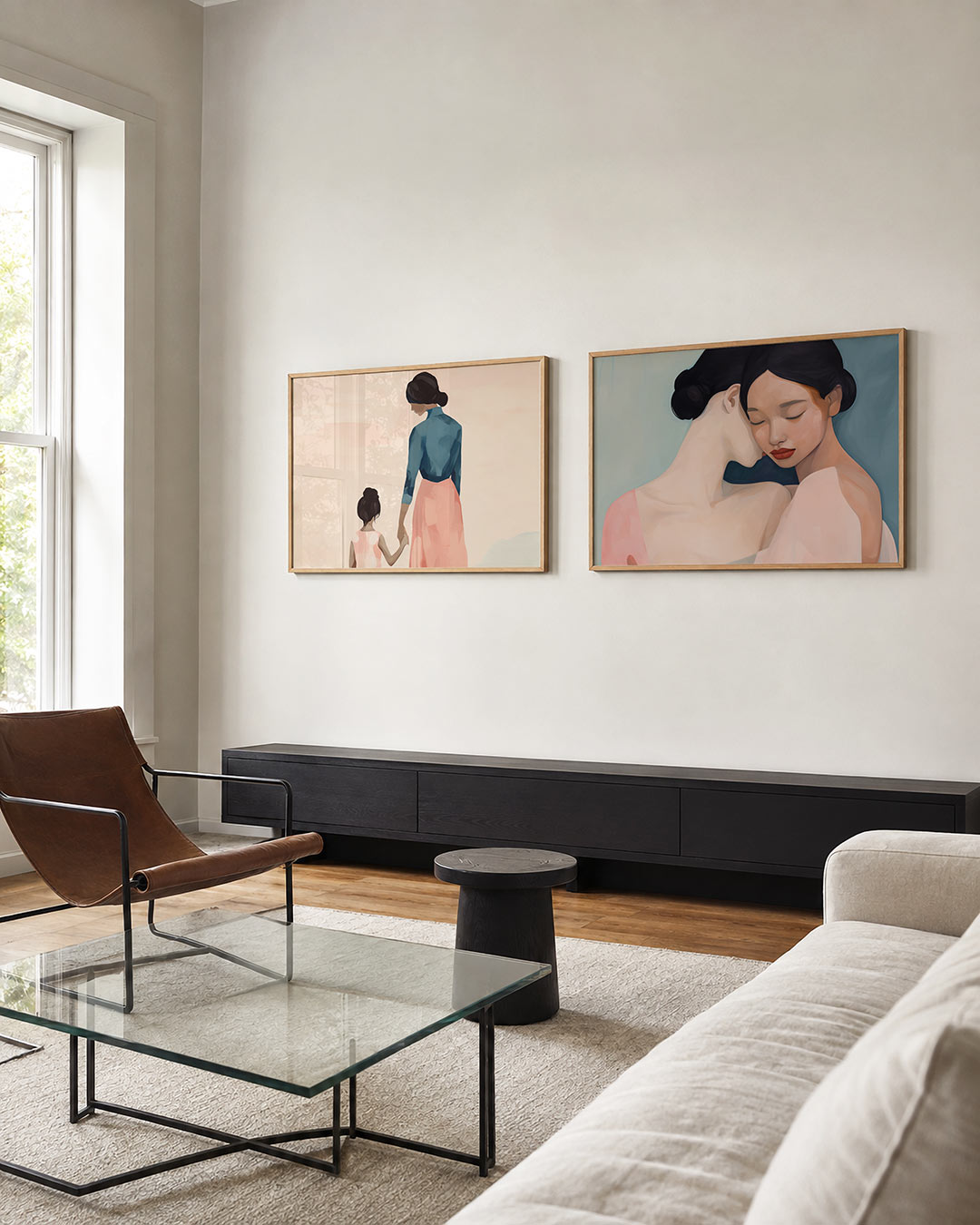 Twee liggende posters met twee figuren in zachte tinten, aan de muur in een interieur