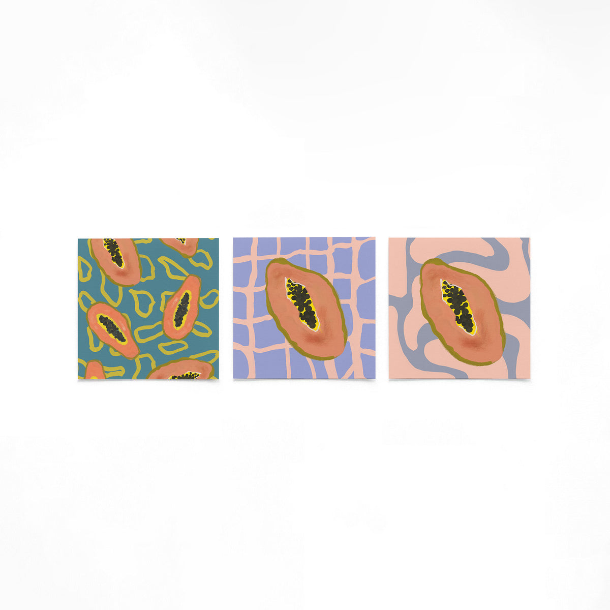 Drie vierkante posters met papaya illustraties op een gebroken witte achtergrond