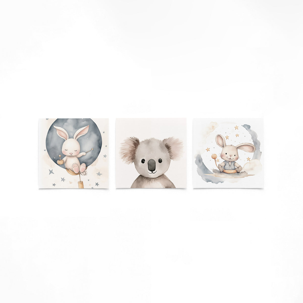 Drie vierkante posters met dieren in de nacht op een gebroken witte achtergrond