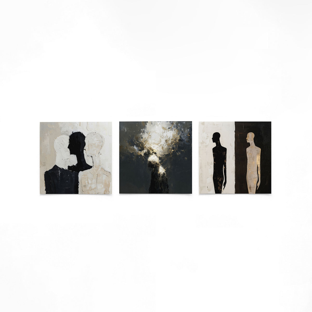 Drie vierkante posters met abstracte mensfiguren op een gebroken witte achtergrond