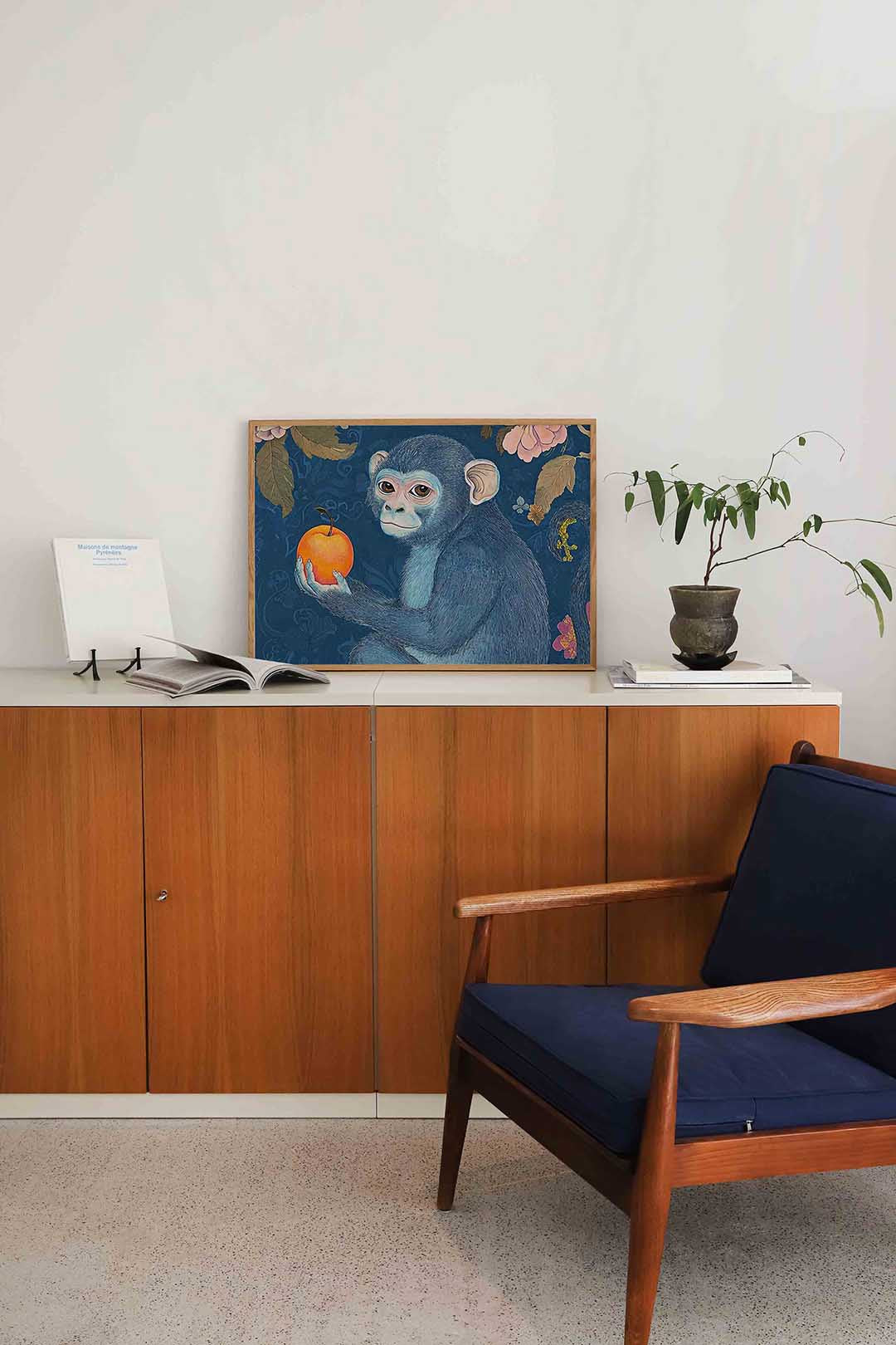 Aap met sinaasappel Poster